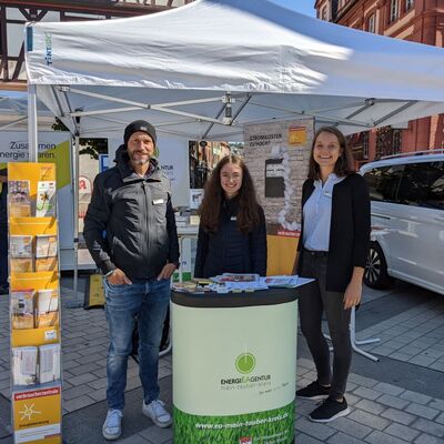 Das Foto zeigt Das Team der Energieagentur Main-Tauber-Kreis mit Jrgen Muhler, Lara Stein und Nadine Hofmann, das fr Fragen zum Energiesparen zur Verfgung stand.
