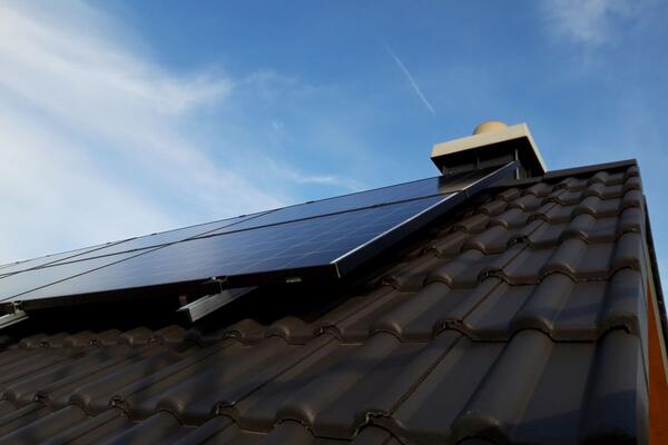 Das Foto zeigt eine Photovoltaik-Anlage auf einem Dach: Der Main-Tauber-Kreis und seine Energieagentur sowie deren Klimaschutzpartner stellen im neuen Imagefilm ihre Untersttzungs- und Beratungsleistungen zum Leuchtturmprojekt "Solarinitiative" vor.