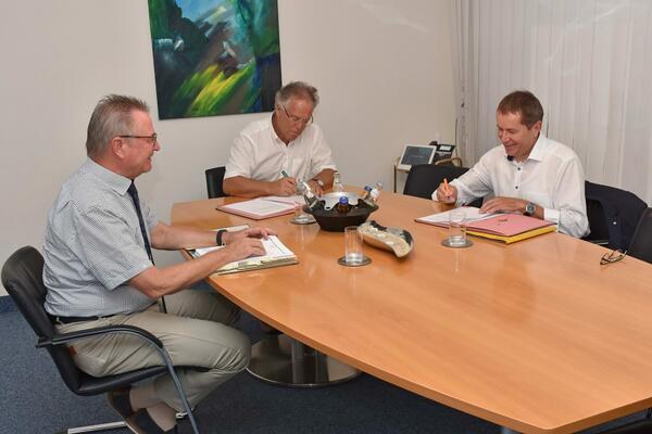 Vertragsunterzeichnung für die Solardachinitiative mit Dezernent Müssig, Landrat Frank und Geschäftsführer Gehrig