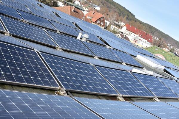 Das Foto zeigt Photovoltaikanlagen auf dem Haus IV des Landratsamtes Main-Tauber-Kreis.