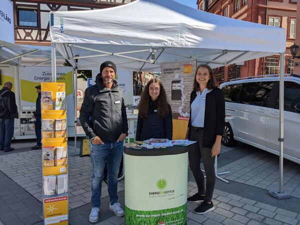 Das Foto zeigt Das Team der Energieagentur Main-Tauber-Kreis mit Jrgen Muhler, Lara Stein und Nadine Hofmann, das fr Fragen zum Energiesparen zur Verfgung stand.