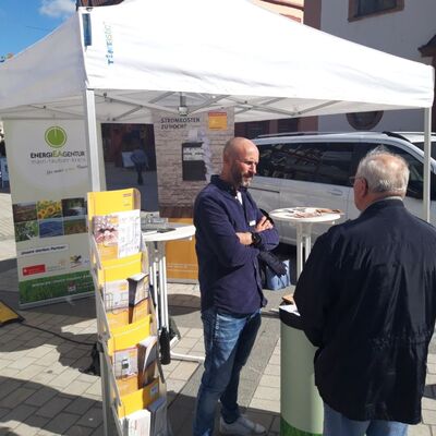Das Foto zeigt den Stand der Landesregierung in Tauberbischofsheim: Im Rahmen der Kampagne "Cleverländ - Zusammen Energie sparen" hatten Bürgerinnen und Bürger die Möglichkeit, sich Tipps und Hinweise zum Energiesparen einzuholen.