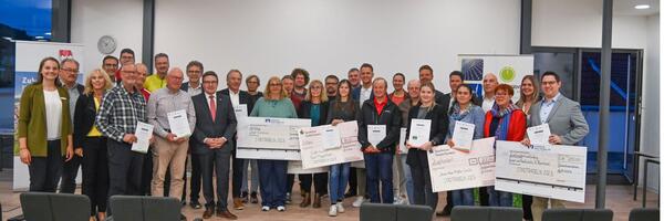 Das Foto zeigt die aktivsten Teams und Radelnden bei der Prmierung durch Landrat Christoph Schauder in den Rumlichkeiten des Landratsamtes.