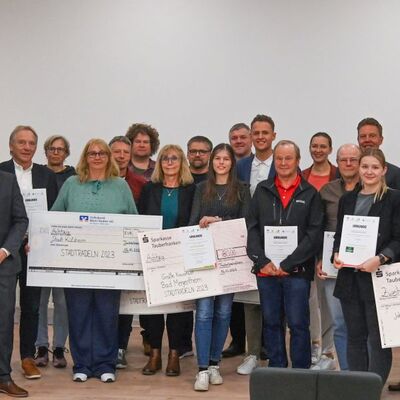 Das Foto zeigt die aktivsten Teams und Radelnden bei der Prmierung durch Landrat Christoph Schauder in den Rumlichkeiten des Landratsamtes.