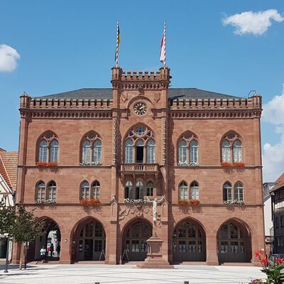 Das Bild zeigt das Rathaus in Tauberbischofsheim.