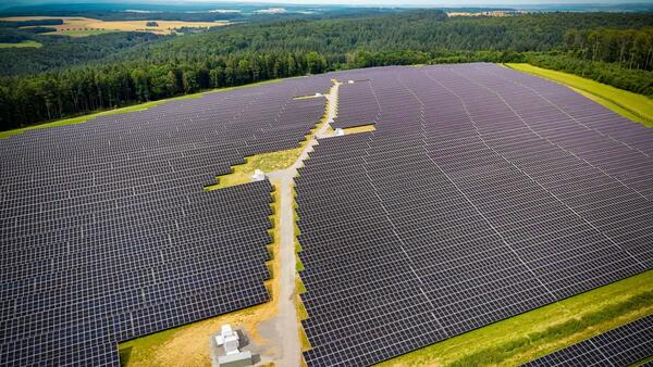 Das Bild zeigt den neuen Solarpark Gickelfeld in Klsheim. Beim Photovoltaik-Zubau in Baden-Wrttemberg liegt der Main-Tauber-Kreis im ersten Halbjahr 2024 mit 110 Megawatt landesweit auf Platz eins.