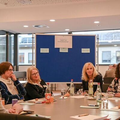 Unter dem Motto "Gemeinsam f�r den Klimaschutz: Ma�nahmen entwickeln und Zukunft gestalten!" wurden im Rahmen der Ideenwerkstatt aktuelle Klimaschutzma�nahmen evaluiert und neue Strategien entwickelt. Das Bild zeigt Vertreter aus der Politik, den Unternehmen, den Energieversorgern sowie den lokalen Institutionen und Verb�nden, die an der Veranstaltung teilnahmen.