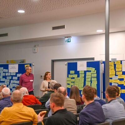 Das Bild zeigt die Moderatoren und ausgewiesenen Fachexperten, die die Ma�nahmen und Ideen vorstellen. Diese wurden zuvor an den Thementischen gesammelt.