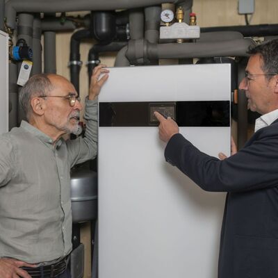 Das Bild zeigt eine Wärmepumpe. Diese ist in vielen europäischen Ländern beliebter als in Deutschland.