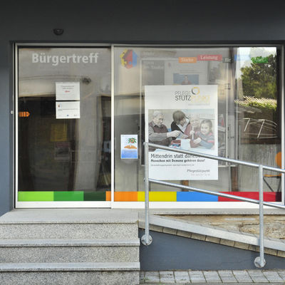 Das Bild zeigt den Eingang des B&uuml;rgertreffs im Mehrgenerationenhaus in Lauda. 