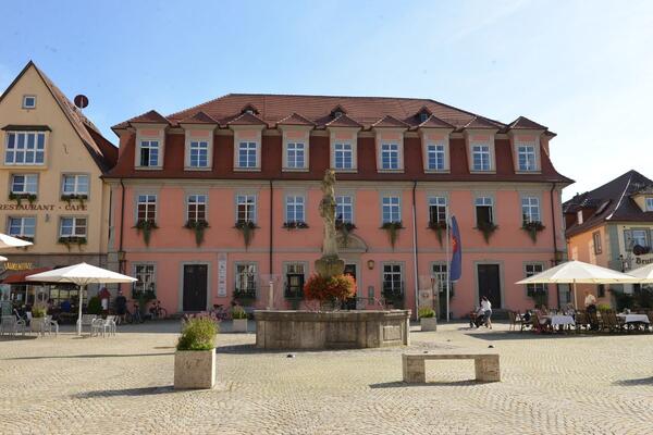 Das Bild zeigt das Rathaus der Stadt Weikersheim.