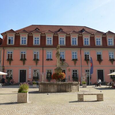 Das Bild zeigt das Rathaus der Stadt Weikersheim.