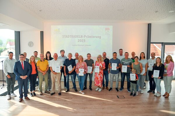 Das Bild zeigt Landrat Christoph Schauder bei der Prämierung der aktivsten Teams und Radelnden bei der Aktion Stadtradeln im großen Sitzungssaal des Landratsamtes Main-Tauber-Kreis.