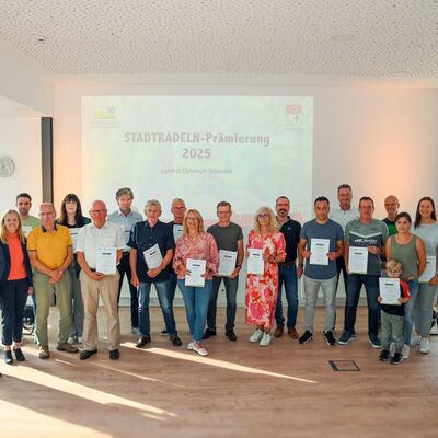 Das Bild zeigt Landrat Christoph Schauder bei der Prämierung der aktivsten Teams und Radelnden bei der Aktion Stadtradeln im großen Sitzungssaal des Landratsamtes Main-Tauber-Kreis.