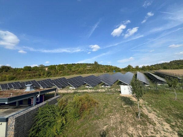 Das Bild zeigt eine Freiflächen-Photovoltaik-Anlage im Main-Tauber-Kreis. 