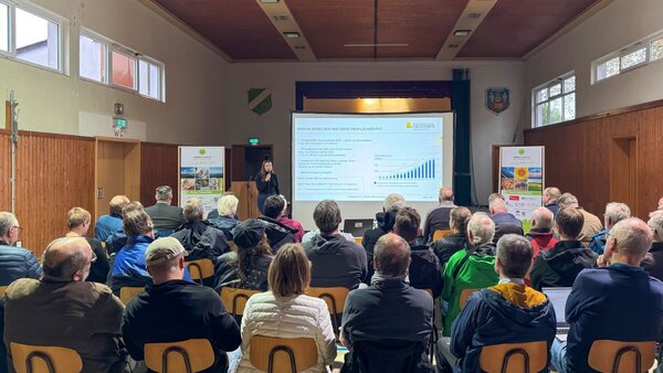 Das Foto zeigt die rund 50 Teilnehmer der Veranstaltung "Photovoltaik lohnt sich - jetzt aktiv werden" der Energieagentur Main-Tauber-Kreis zum Thema Freiflächen-Photovoltaik-Anlagen.