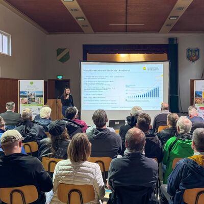 Das Foto zeigt die rund 50 Teilnehmer der Veranstaltung "Photovoltaik lohnt sich - jetzt aktiv werden" der Energieagentur Main-Tauber-Kreis zum Thema Freiflächen-Photovoltaik-Anlagen.