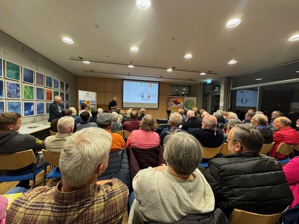 Das Foto zeigt die rund 60 Teilnehmer der kostenfreien Informationsveranstaltung der Energieagentur Main-Tauber-Kreis zum Thema Wrmepumpe.