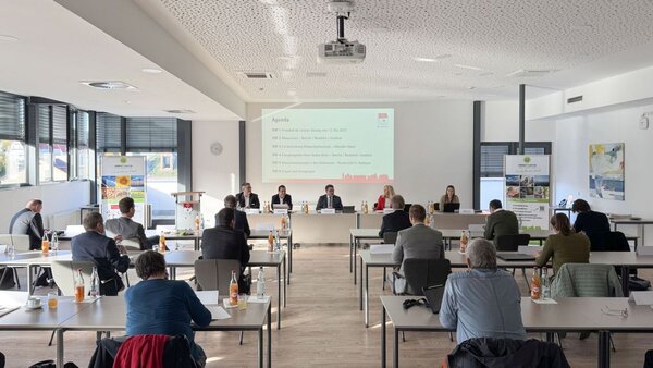 Das Bild zeigt Teilnehmende bei der Lenkungskreissitzung "Klimaschutz Main-Tauber-Kreis".