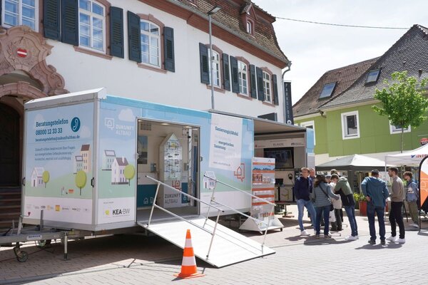 Das Bild zeigt das Sanierungsmobil des Informations- und Beratungsprogramms "Zukunft Altbau" auf einem &ouml;ffentlichen Platz.