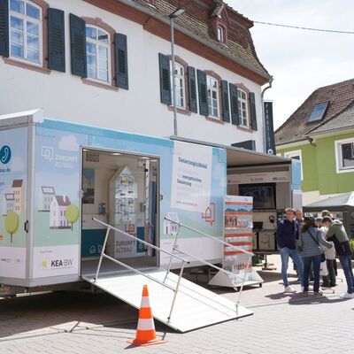 Das Bild zeigt das Sanierungsmobil des Informations- und Beratungsprogramms "Zukunft Altbau" auf einem &ouml;ffentlichen Platz.
