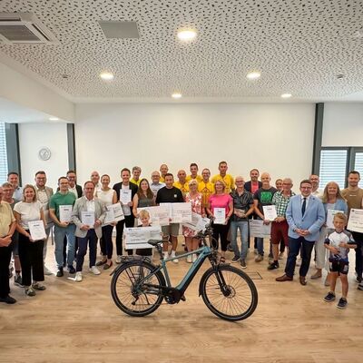 Das Bild zeigt Landrat Christoph Schauder bei der Pr�mierung der aktivsten Teams und Radelnden bei der Aktion Stadtradeln im gro�en Sitzungssaal des Landratsamtes Main-Tauber-Kreis.