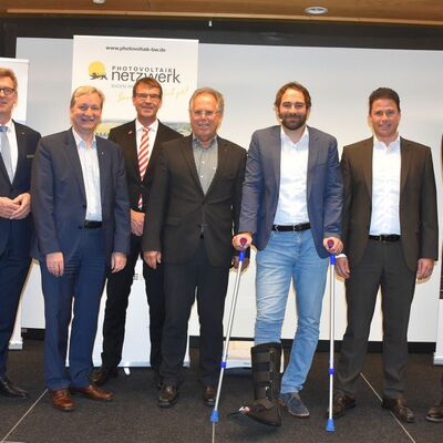 Landrat Reinhard Frank und Referent Thomas Uhland zusammen mit den Sponsoren
