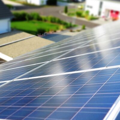 Photovoltaik lohnt sich. Sonnenenergie ist die größte Energiequelle auf unserem Planeten. Das Bild zeigt eine Photovoltaik-Anlage.